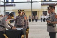 Kapolda Aceh Irjen Pol. Drs. Marzuki Alibasyah, M. M, memimpin upacara serah terima jabatan (Sertijab) 4 Pejabat Utama Polda Aceh dan 3 Kapolres jajaran, di Meuligoe Polda Aceh, Senin (5/1/2026). Foto: Humas Polda Aceh.