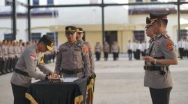 Kapolda Aceh Irjen Pol. Drs. Marzuki Alibasyah, M. M, memimpin upacara serah terima jabatan (Sertijab) 4 Pejabat Utama Polda Aceh dan 3 Kapolres jajaran, di Meuligoe Polda Aceh, Senin (5/1/2026). Foto: Humas Polda Aceh.