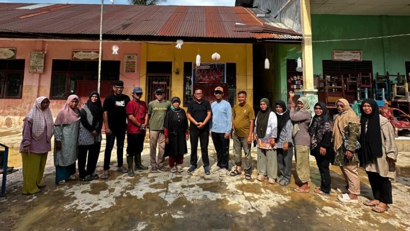 Dukung pemulihan bencana banjir dan longsor, ASN Dinas Kelautan dan Perikanan Aceh ikut berpartisipasi dengan melakukan pembersihan fasiltas pendidikan di TKN 3 Karang Baru Kabupaten Aceh Tamiang
