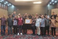 Kepala Dinas ESDM Aceh, Taufik, S.T., M.Si. menerima piagam penghargaan keterbukaan informasi publik sebagai SKPA paling informatif 2025 yang diserahkan oleh Ketua KIA, Junaidi, di Aula Kantor ESDM Aceh, Kamis (22/1/2025).