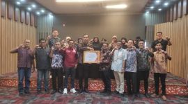 Kepala Dinas ESDM Aceh, Taufik, S.T., M.Si. menerima piagam penghargaan keterbukaan informasi publik sebagai SKPA paling informatif 2025 yang diserahkan oleh Ketua KIA, Junaidi, di Aula Kantor ESDM Aceh, Kamis (22/1/2025).