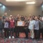 Kepala Dinas ESDM Aceh, Taufik, S.T., M.Si. menerima piagam penghargaan keterbukaan informasi publik sebagai SKPA paling informatif 2025 yang diserahkan oleh Ketua KIA, Junaidi, di Aula Kantor ESDM Aceh, Kamis (22/1/2025).
