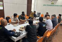 Pelaksana Harian (Plh) Kepala Dinas Pendidikan Dayah Aceh Muhsin, S.Pd.I, M.Pd didampingi oleh para Kepala Bidang, menerima audiensi perwakilan Yayasan Aceh Hijau dan Yayasan Dana Sosial Al-Falah Surabaya di ruang rapat lantai II kantor Dinas Pendidikan Dayah Aceh, Kamis (22/1/2026).