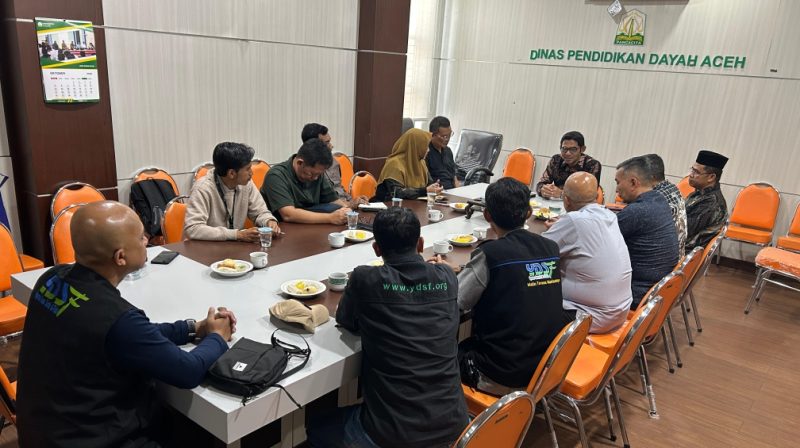 Pelaksana Harian (Plh) Kepala Dinas Pendidikan Dayah Aceh Muhsin, S.Pd.I, M.Pd didampingi oleh para Kepala Bidang, menerima audiensi perwakilan Yayasan Aceh Hijau dan Yayasan Dana Sosial Al-Falah Surabaya di ruang rapat lantai II kantor Dinas Pendidikan Dayah Aceh, Kamis (22/1/2026).