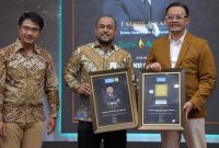 Dirut Bank Aceh, Fadhil Ilyas menerima penghargaan “6th Anniversary 20 Best CEO Syariah Awards