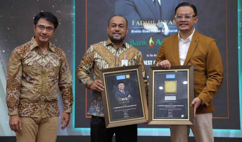 Dirut Bank Aceh, Fadhil Ilyas menerima penghargaan “6th Anniversary 20 Best CEO Syariah Awards