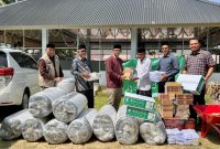 Pelaksana Harian (Plh) Kepala Dinas Pendidikan Dayah Aceh Muhsin, S.Pd, M.Pd menyerahkan bantuan kebutuhan dasar santri dan perlengkapan pendukung kegiatan dayah kepada salah seorang pimpinan dayah di Aceh Utara Sabtu (25/1/2026).
