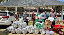 Pelaksana Harian (Plh) Kepala Dinas Pendidikan Dayah Aceh Muhsin, S.Pd, M.Pd menyerahkan bantuan kebutuhan dasar santri dan perlengkapan pendukung kegiatan dayah kepada salah seorang pimpinan dayah di Aceh Utara Sabtu (25/1/2026).