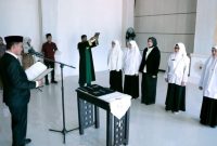 Wakil Bupati Aceh Besar Drs Syukri melantik empat Kepala Puskesmas dan satu orang pejabat Administrator di lingkungan Pemerintah Kabupaten Aceh Besar di Aula Kantor Bupati Aceh Besar, Selasa (27/1/2026). FOTO : PROKOPIM PEMKAB ACEH BESAR