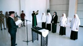 Wakil Bupati Aceh Besar Drs Syukri melantik empat Kepala Puskesmas dan satu orang pejabat Administrator di lingkungan Pemerintah Kabupaten Aceh Besar di Aula Kantor Bupati Aceh Besar, Selasa (27/1/2026). FOTO : PROKOPIM PEMKAB ACEH BESAR