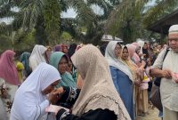 Perwakilan Masjid Al-Badar Alor Setar dan Masjid Ar-Rahman Alor Merah Kota Setar Kedah Malaysia memberikan bantuan dalam bentuk uang tunai kepada korban banjir dan longsor di Gampong Buket Linteung Kecamatan Langkahan Kabupaten Aceh Utara, Selasa (20/1/2026) Foto : ZulVa Tour Travel