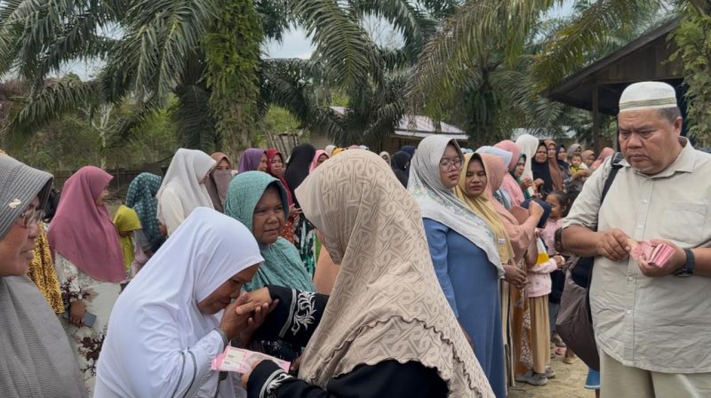 Perwakilan Masjid Al-Badar Alor Setar dan Masjid Ar-Rahman Alor Merah Kota Setar Kedah Malaysia memberikan bantuan dalam bentuk uang tunai kepada korban banjir dan longsor di Gampong Buket Linteung Kecamatan Langkahan Kabupaten Aceh Utara, Selasa (20/1/2026) Foto : ZulVa Tour Travel