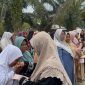 Perwakilan Masjid Al-Badar Alor Setar dan Masjid Ar-Rahman Alor Merah Kota Setar Kedah Malaysia memberikan bantuan dalam bentuk uang tunai kepada korban banjir dan longsor di Gampong Buket Linteung Kecamatan Langkahan Kabupaten Aceh Utara, Selasa (20/1/2026) Foto : ZulVa Tour Travel