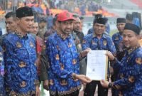 Gubernur Aceh, Muzakir Manaf, didampingi sekda Aceh, M.Nasir dan Seluruh Kepala SKPA, menyerahkan secara simbolis SK pengangkatan Pegawai Pemerintah dengan Perjanjian Kerja (P3K) paruh waktu kepada 5.486 honorer di Stadion Harapan Bangsa Banda Aceh, Kamis (29/1/2026). Foto: Humas Aceh.