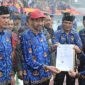 Gubernur Aceh, Muzakir Manaf, didampingi sekda Aceh, M.Nasir dan Seluruh Kepala SKPA, menyerahkan secara simbolis SK pengangkatan Pegawai Pemerintah dengan Perjanjian Kerja (P3K) paruh waktu kepada 5.486 honorer di Stadion Harapan Bangsa Banda Aceh, Kamis (29/1/2026). Foto: Humas Aceh.