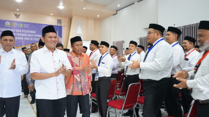 Wakil Gubernur Aceh H.Fadhlullah, SE secara resmi membuka Pendidikan dan Pelatihan Petugas Penyelenggara Ibadah Haji (PPIH) Kloter Embarkasi Aceh Tahun 1447 H/2026 M di Aula Arafah Asrama Haji Banda Aceh, Ahad, (1/02/2026).