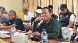 Wagub Fadhlullah pimpin rapat bersama para camat dan seluruh keuchik gampong terdampak bencana di Kabupaten Bireuen, di Kantor Camat Peusangan, Minggu (8/2/2026).