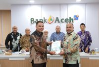 Kantor Akuntan Publik (KAP) Heliantono & Rekan menyerahkan dokumen hasil audit laporan keuangan tahun buku 2025 kepada Dirut Bank Aceh, Fadhil Ilyas sebagai bentuk pengakuan atas kepatuhan bank terhadap standar pelaporan keuangan yang berlaku di Gedung Action Center Banda Aceh, Jumat, (13/1/2026). Foto : Humas Bank Aceh