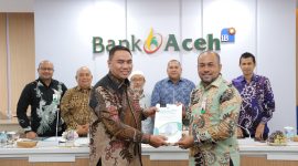 Kantor Akuntan Publik (KAP) Heliantono & Rekan menyerahkan dokumen hasil audit laporan keuangan tahun buku 2025 kepada Dirut Bank Aceh, Fadhil Ilyas sebagai bentuk pengakuan atas kepatuhan bank terhadap standar pelaporan keuangan yang berlaku di Gedung Action Center Banda Aceh, Jumat, (13/1/2026). Foto : Humas Bank Aceh