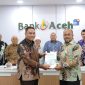 Kantor Akuntan Publik (KAP) Heliantono & Rekan menyerahkan dokumen hasil audit laporan keuangan tahun buku 2025 kepada Dirut Bank Aceh, Fadhil Ilyas sebagai bentuk pengakuan atas kepatuhan bank terhadap standar pelaporan keuangan yang berlaku di Gedung Action Center Banda Aceh, Jumat, (13/1/2026). Foto : Humas Bank Aceh