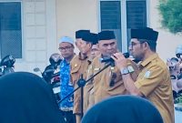 Plh, Kepala Dinas Pendidikan Dayah Aceh Muhsin, S.Pd, M.Pd memberikan arahan dan pentingnya menjaga profesionalisme dan integritas bagi ASN dihadapan PPPK Paruh Waktu di Halaman Kantor setempat Senin (2/2/2026). Foto: Ist
