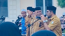 Plh, Kepala Dinas Pendidikan Dayah Aceh Muhsin, S.Pd, M.Pd memberikan arahan dan pentingnya menjaga profesionalisme dan integritas bagi ASN dihadapan PPPK Paruh Waktu di Halaman Kantor setempat Senin (2/2/2026). Foto: Ist