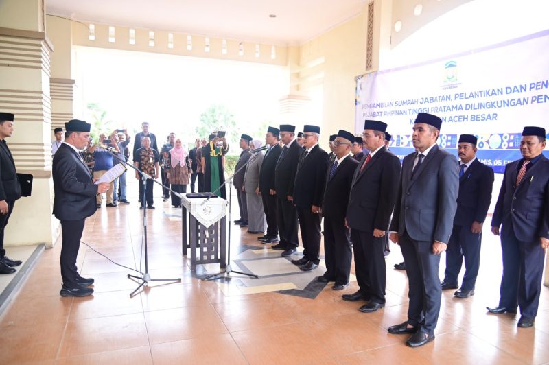 Bupati Aceh Besar, H. Muharram Idris, melantik dan mengukuhkan sejumlah Pejabat Pimpinan Tinggi Pratama di lingkungan Pemerintah Kabupaten Aceh Besar, Kamis (5/2/2026). Foto: MC Aceh Besar.