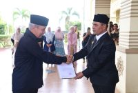 Bupati Aceh Besar Muharram Idris serahkan SK Plt Dirut PDAM Tirta Mountala kepada Ir. Yusmadi MM pada saat melantik dan mengukuhkan sejumlah Pejabat Pimpinan Tinggi Pratama di lingkungan Pemerintah Kabupaten Aceh Besar, di Kota Jantho, Kamis (5/2/2026). Foto : MC Aceh Besar