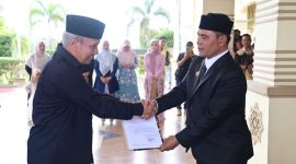 Bupati Aceh Besar Muharram Idris serahkan SK Plt Dirut PDAM Tirta Mountala kepada Ir. Yusmadi MM pada saat melantik dan mengukuhkan sejumlah Pejabat Pimpinan Tinggi Pratama di lingkungan Pemerintah Kabupaten Aceh Besar, di Kota Jantho, Kamis (5/2/2026). Foto : MC Aceh Besar