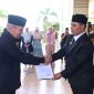 Bupati Aceh Besar Muharram Idris serahkan SK Plt Dirut PDAM Tirta Mountala kepada Ir. Yusmadi MM pada saat melantik dan mengukuhkan sejumlah Pejabat Pimpinan Tinggi Pratama di lingkungan Pemerintah Kabupaten Aceh Besar, di Kota Jantho, Kamis (5/2/2026). Foto : MC Aceh Besar