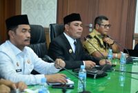 Bupati Aceh Besar Muharram Idris, pimpin rapat dan silaturahmi bersama jajaran Organisasi Perangkat Daerah (OPD) serta para Asisten Sekretariat Daerah Kabupaten (Setdakab) Aceh Besar. Kegiatan tersebut berlangsung di Aula Kantor Bupati Aceh Besar, Kota Jantho, Kamis (5/2/2026). Foto: MC Aceh Besar.