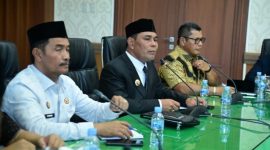 Bupati Aceh Besar Muharram Idris, pimpin rapat dan silaturahmi bersama jajaran Organisasi Perangkat Daerah (OPD) serta para Asisten Sekretariat Daerah Kabupaten (Setdakab) Aceh Besar. Kegiatan tersebut berlangsung di Aula Kantor Bupati Aceh Besar, Kota Jantho, Kamis (5/2/2026). Foto: MC Aceh Besar.