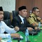 Bupati Aceh Besar Muharram Idris, pimpin rapat dan silaturahmi bersama jajaran Organisasi Perangkat Daerah (OPD) serta para Asisten Sekretariat Daerah Kabupaten (Setdakab) Aceh Besar. Kegiatan tersebut berlangsung di Aula Kantor Bupati Aceh Besar, Kota Jantho, Kamis (5/2/2026). Foto: MC Aceh Besar.