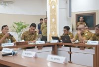Wakil Gubernur Aceh H.Fadlullah, SE didampingi Sekda Aceh, M. Nasir, memimpin rapat koordinasi pemulihan Bencana Hidro meteorologi Aceh dengan Kabupaten Kota Secara Daring di Ruang Rapat Potensi Daerah Sekda Aceh, Banda Aceh Senin (9/2/2026). Foto: Humas Aceh.