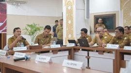 Wakil Gubernur Aceh H.Fadlullah, SE didampingi Sekda Aceh, M. Nasir, memimpin rapat koordinasi pemulihan Bencana Hidro meteorologi Aceh dengan Kabupaten Kota Secara Daring di Ruang Rapat Potensi Daerah Sekda Aceh, Banda Aceh Senin (9/2/2026). Foto: Humas Aceh.