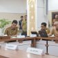 Wakil Gubernur Aceh H.Fadlullah, SE didampingi Sekda Aceh, M. Nasir, memimpin rapat koordinasi pemulihan Bencana Hidro meteorologi Aceh dengan Kabupaten Kota Secara Daring di Ruang Rapat Potensi Daerah Sekda Aceh, Banda Aceh Senin (9/2/2026). Foto: Humas Aceh.