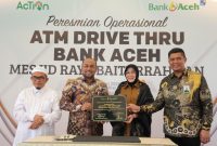 Dirut Bank Aceh Fadhil Ilyas dan Walikota Banda Aceh Illiza Sa'aduddin Djamal menandatangi peresmian fasilitas ATM Drive Thru terbaru PT Bank Aceh yang berlokasi di kawasan Taman Kota Banda Aceh pada Senin (2/3/2026).