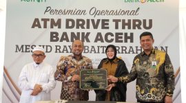 Dirut Bank Aceh Fadhil Ilyas dan Walikota Banda Aceh Illiza Sa'aduddin Djamal menandatangi peresmian fasilitas ATM Drive Thru terbaru PT Bank Aceh yang berlokasi di kawasan Taman Kota Banda Aceh pada Senin (2/3/2026).