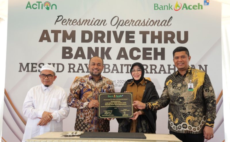 Dirut Bank Aceh Fadhil Ilyas dan Walikota Banda Aceh Illiza Sa'aduddin Djamal menandatangi peresmian fasilitas ATM Drive Thru terbaru PT Bank Aceh yang berlokasi di kawasan Taman Kota Banda Aceh pada Senin (2/3/2026).