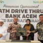 Dirut Bank Aceh Fadhil Ilyas dan Walikota Banda Aceh Illiza Sa'aduddin Djamal menandatangi peresmian fasilitas ATM Drive Thru terbaru PT Bank Aceh yang berlokasi di kawasan Taman Kota Banda Aceh pada Senin (2/3/2026).