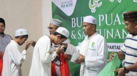 Ketua Umum Partai PAS Aceh Tgk.H.Tu Bulqaini Tanjongan memberikan santunan anak yatim pada acara buka puasa bersama di Sekretariat MPP PAS Aceh di kawasan Lhueng Bata Banda Aceh, Sabtu (14/3/2026).Foto : Humas PAS Aceh