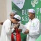 Ketua Umum Partai PAS Aceh Tgk.H.Tu Bulqaini Tanjongan memberikan santunan anak yatim pada acara buka puasa bersama di Sekretariat MPP PAS Aceh di kawasan Lhueng Bata Banda Aceh, Sabtu (14/3/2026).Foto : Humas PAS Aceh