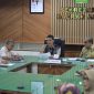 Sekda Aceh, M. Nasir, S.IP, MPA di dampingi Asisten Perekonomian & Pembangunan Ir. T. Robby Irza serta SKPA terkait memimpin Rapat Teknis Pengendalian Inflasi dalam rangka HKBN tahun 2026, di ruang rapat sekda Aceh, Kamis (05/03/2026). Foto: Humas Aceh.
