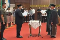 Wakil Ketua DPRA Ali Basrah saat membacakan sumpah pelantikan terhadap Tgk M. Nizar di Gedung Utama DPR Aceh, Banda Aceh, Rabu (11/3/2026) sore.
