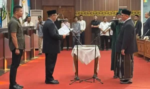 Wakil-Ketua-DPRA-Ali-Basrah-saat-membacakan-sumpah-pelantikan-terhadap-Tgk-M-Nizar