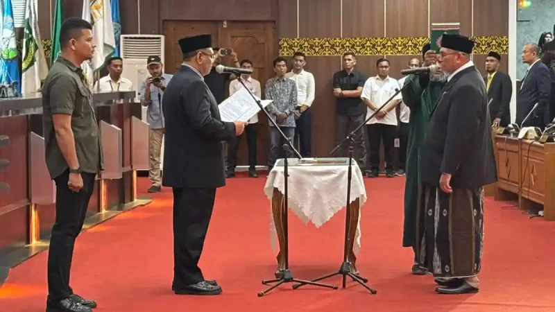 Wakil Ketua DPRA Ali Basrah saat membacakan sumpah pelantikan terhadap Tgk M. Nizar di Gedung Utama DPR Aceh, Banda Aceh, Rabu (11/3/2026) sore.