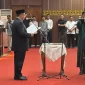 Wakil Ketua DPRA Ali Basrah saat membacakan sumpah pelantikan terhadap Tgk M. Nizar di Gedung Utama DPR Aceh, Banda Aceh, Rabu (11/3/2026) sore.