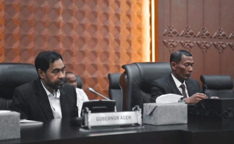 Gubernur Aceh Muzakir Manaf dan Ketua DPRA Zulfadhli, A.Md mengikuti Rapat Paripurna Dewan Perwakilan Rakyat Aceh (DPRA) Tahun 2026 yang berlangsung di Aula Gedung Utama DPRA, Senin (6/4/2026).