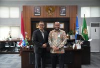Direktur Utama Bank Aceh Fadhil Ilyas dan Rektor Universitas Syiah Kuala Prof Mirza Tabrani pada pertemuan membahas berbagai potensi kolaborasi yang dapat dikembangkan demi kemajuan ekonomi dan dunia pendidikan di Aceh, Senin (6/4/2026). Foto : Dok Humas Bank Aceh