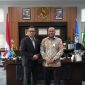 Direktur Utama Bank Aceh Fadhil Ilyas dan Rektor Universitas Syiah Kuala Prof Mirza Tabrani pada pertemuan membahas berbagai potensi kolaborasi yang dapat dikembangkan demi kemajuan ekonomi dan dunia pendidikan di Aceh, Senin (6/4/2026). Foto : Dok Humas Bank Aceh